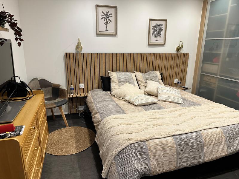 Chambre du rez-de-chaussée, lit 180 et bois clair