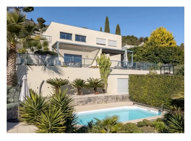 Villa contemporaine et piscine privée sous le ciel azuréen