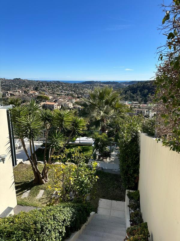 L'escalier du jardin descend vers le village