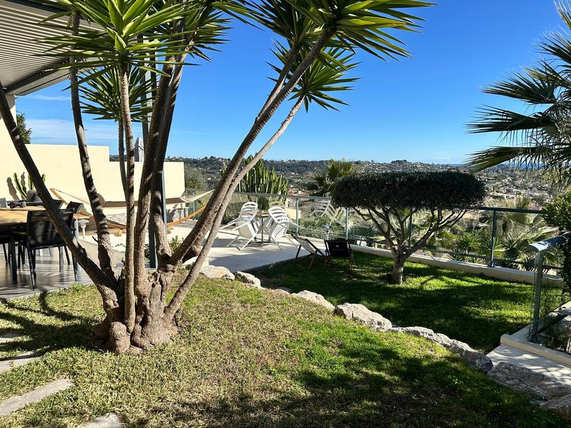 Jardin arboré et terrasse face au panorama