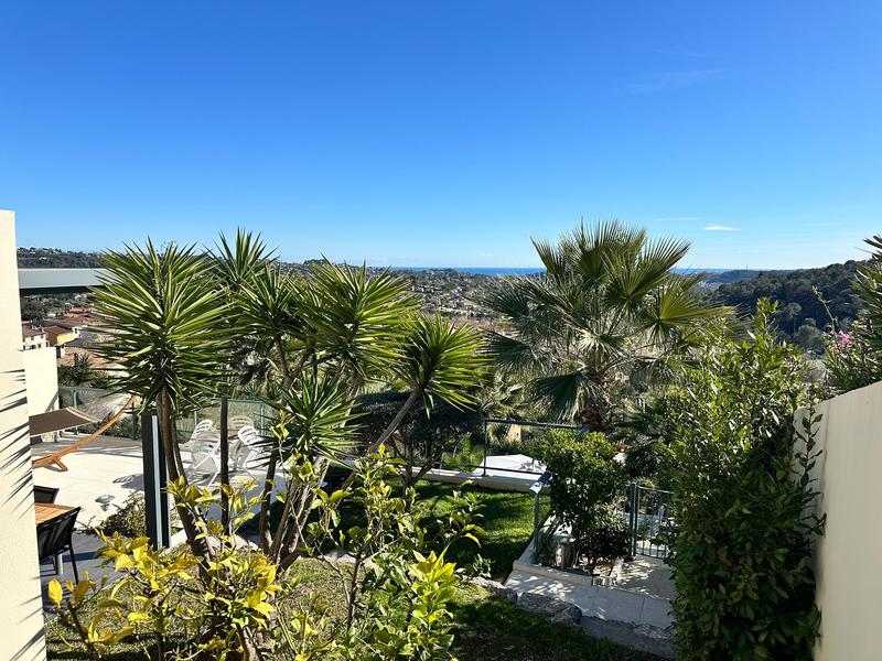 Yuccas et palmiers, la mer à l'horizon