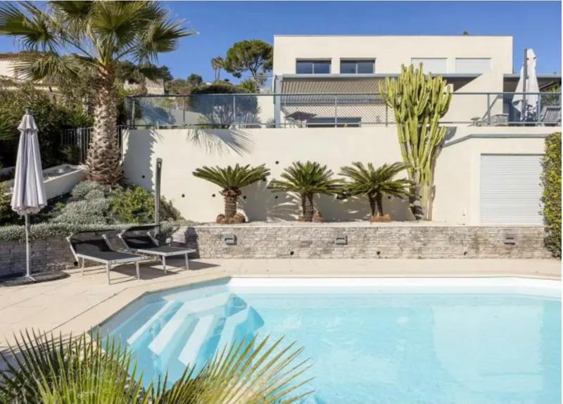 La piscine privée au pied de la villa