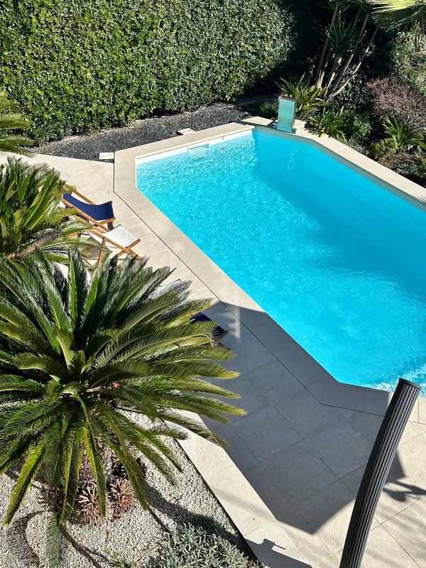 Vue plongeante sur le bassin turquoise