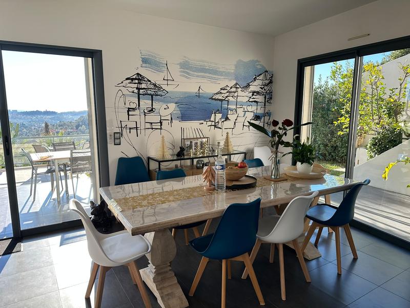 Salle à manger et fresque bord de mer