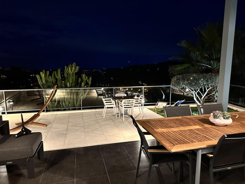 La terrasse illuminée à la nuit tombée