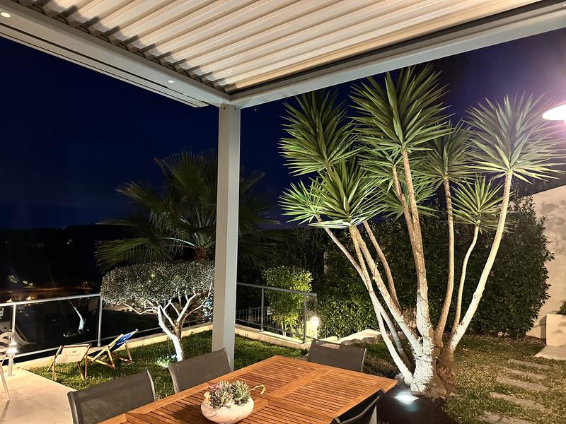 Soirée sous la pergola, jardin mis en lumière