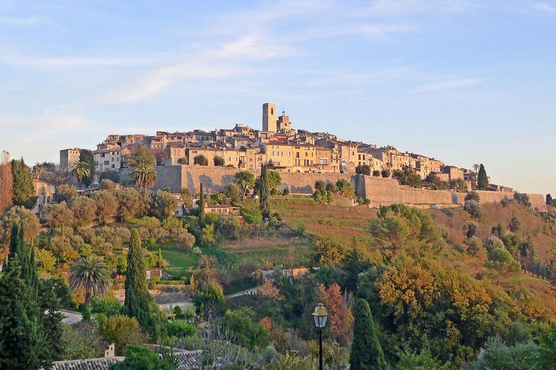 Saint-Paul-de-Vence doré au soleil couchant
