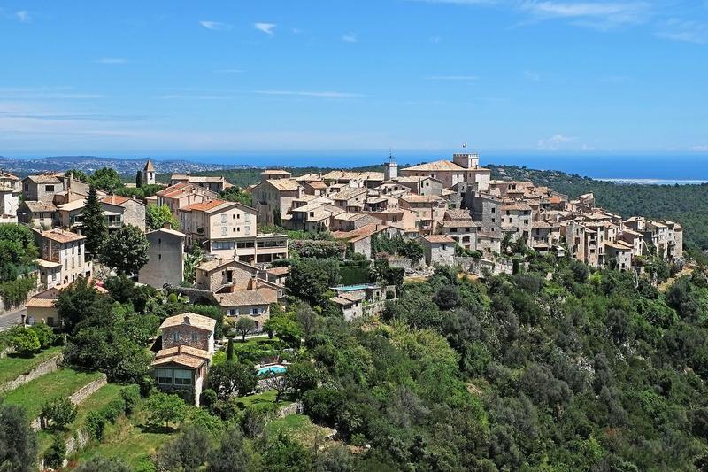 Tourrettes-sur-Loup, la mer à l'horizon