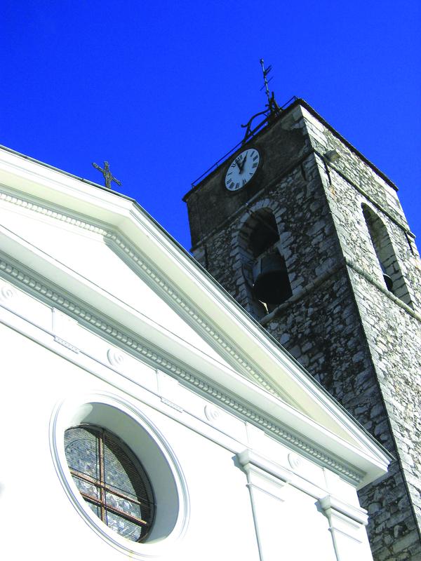 L'église Saint-Jacques et son clocher de pierre