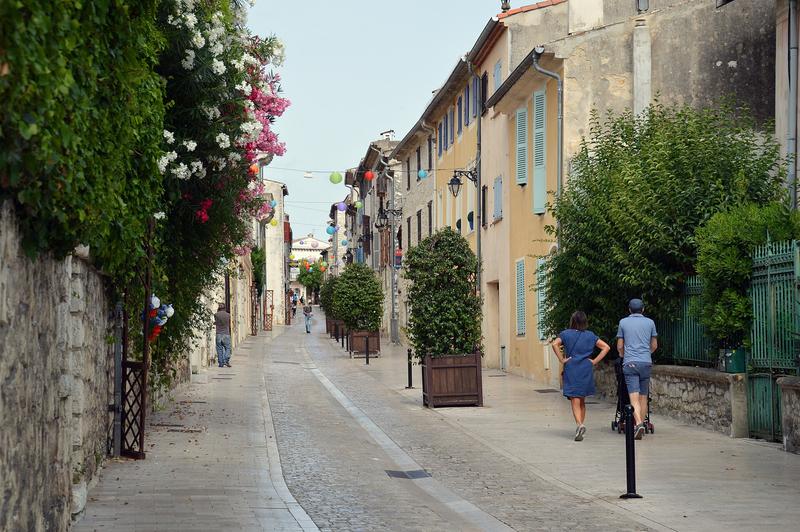 Rue Clemenceau, le cœur fleuri du village