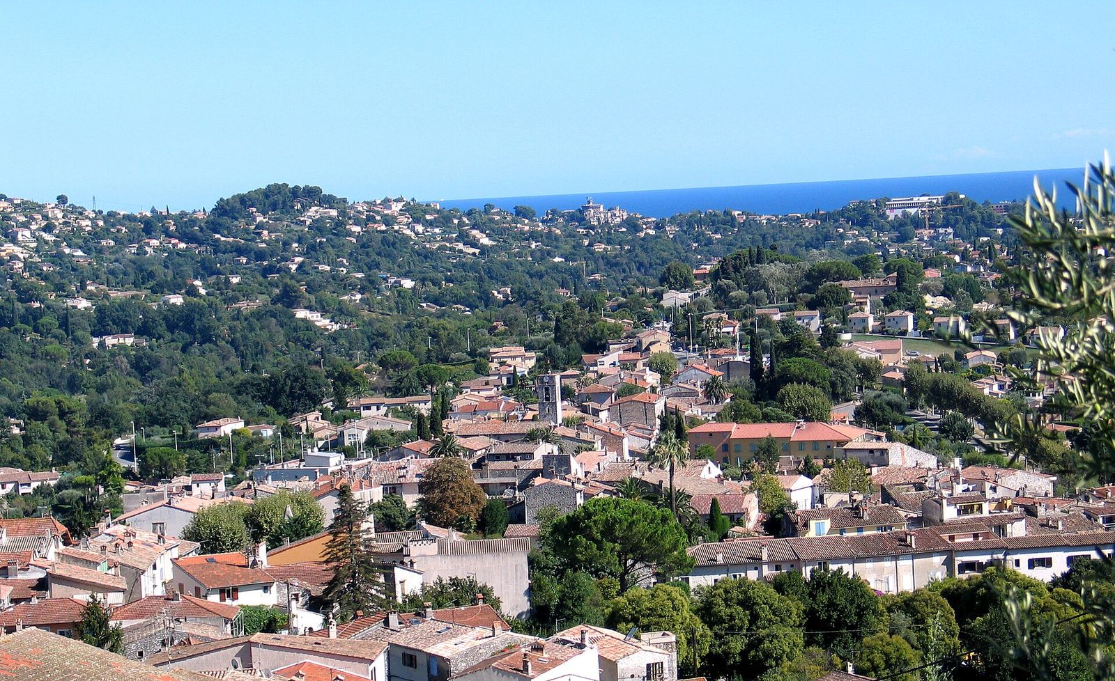 Vue générale de La Colle-sur-Loup, entre collines et Méditerranée