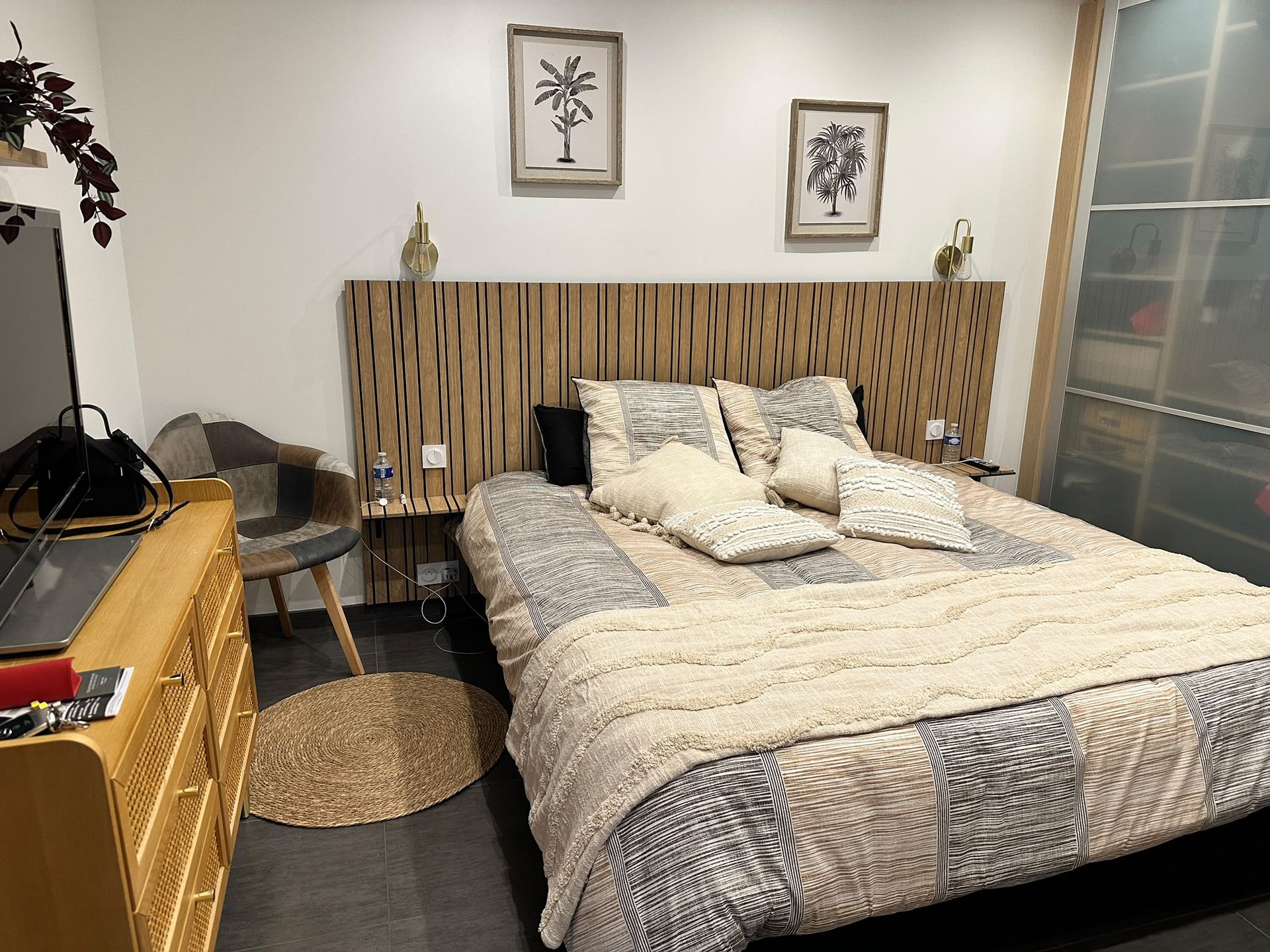Chambre du rez-de-chaussée avec lit 180 et bois clair