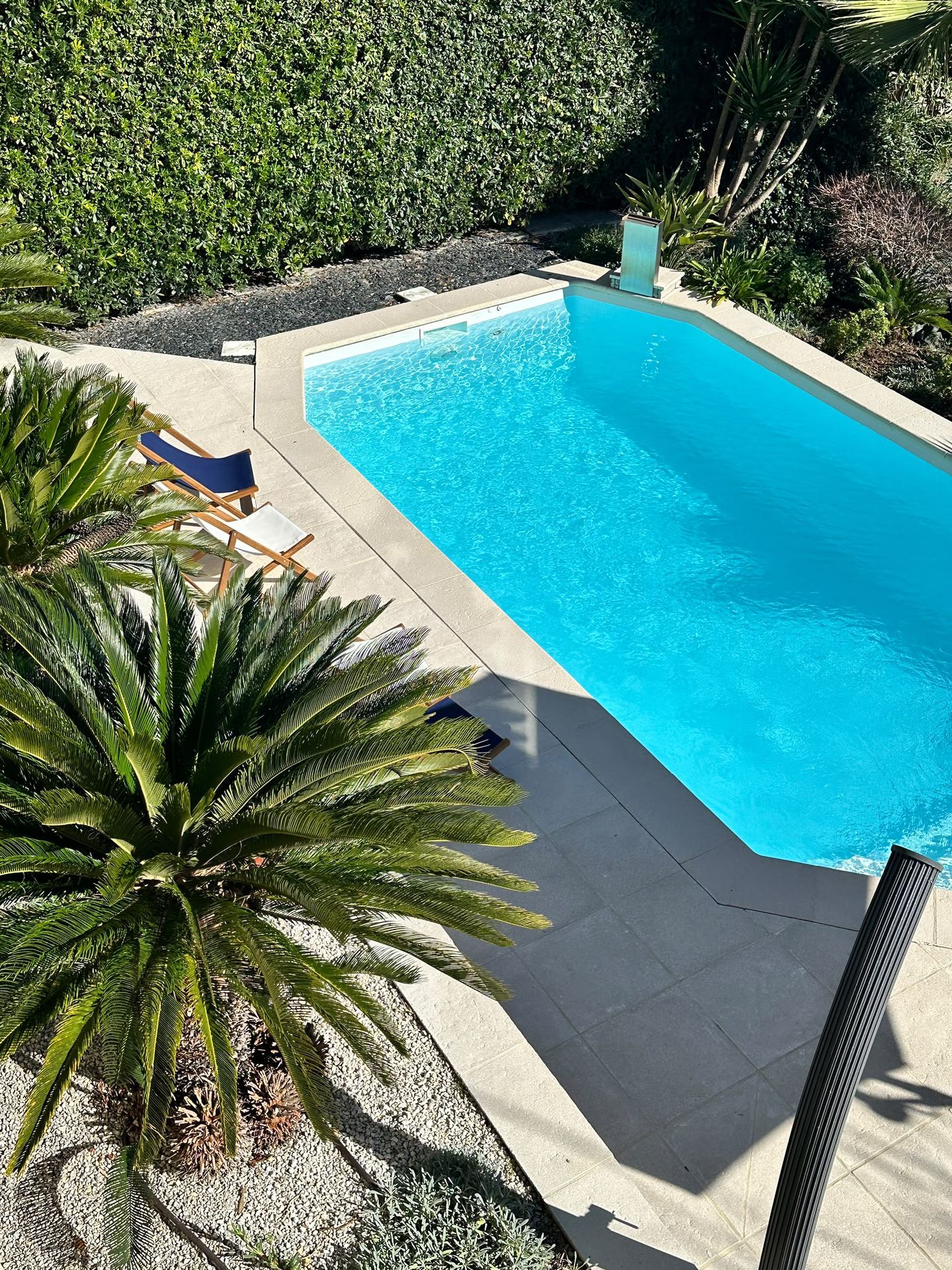 Vue plongeante sur la piscine turquoise de la villa