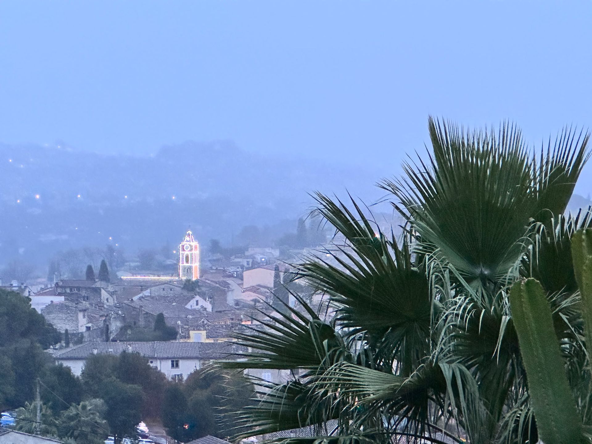 Le clocher de La Colle-sur-Loup illuminé à la tombée de la nuit